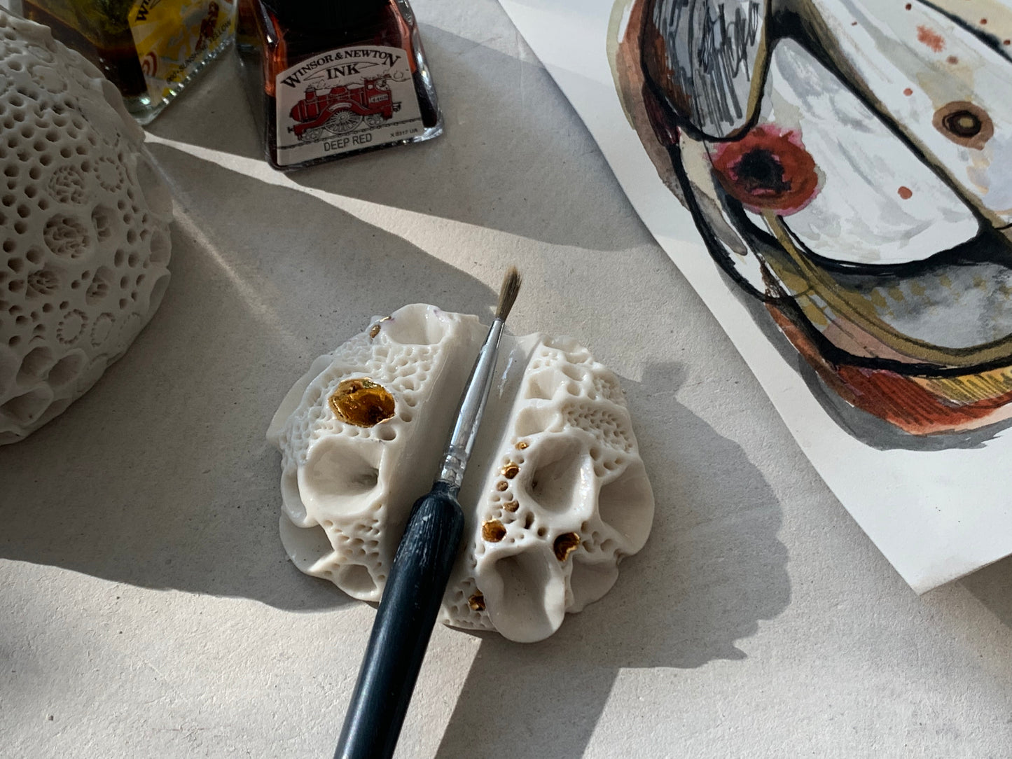 Select one - ‘Rock coral’ oval brush / pen rest