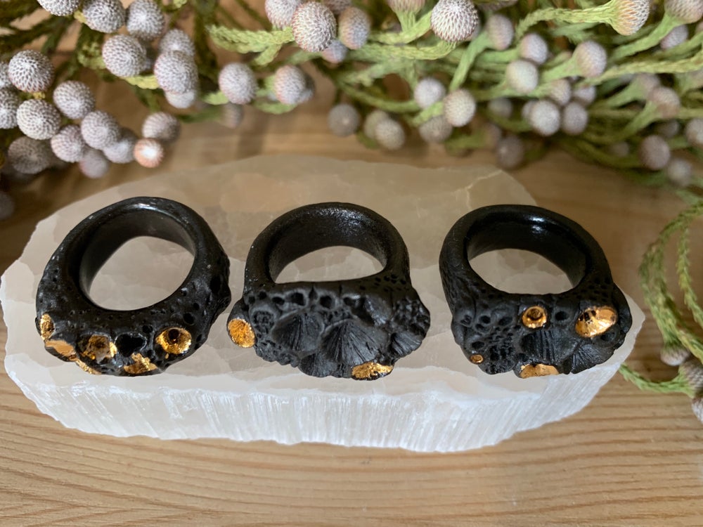 Black and gold lustre porcelain ‘rock coral’ ring