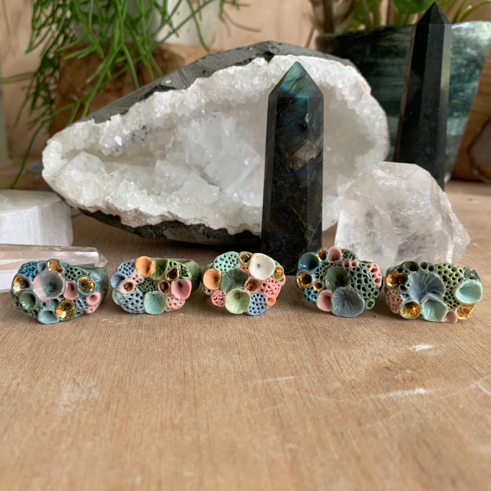 Green toned ‘rock coral’ porcelain rings with gold detial