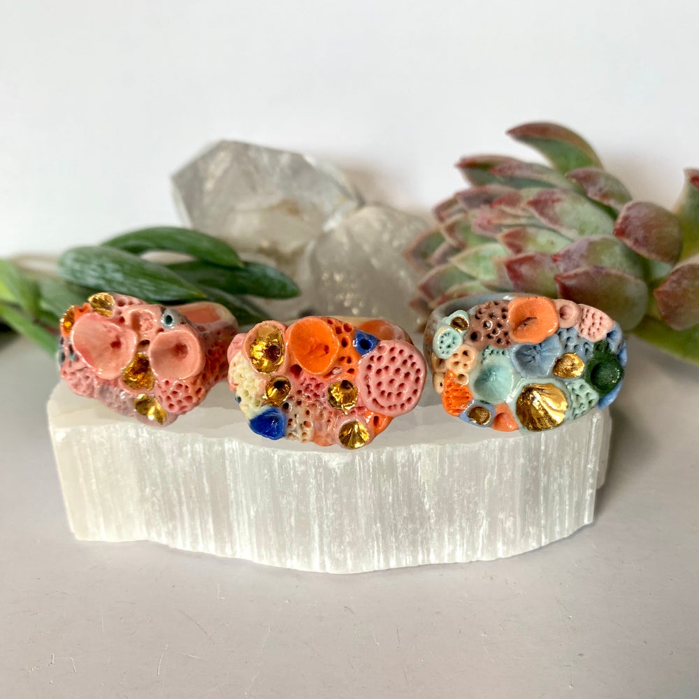 One coloured ‘rock coral’ porcelain ring