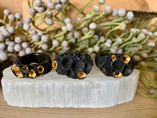 Black and gold lustre porcelain ‘rock coral’ ring