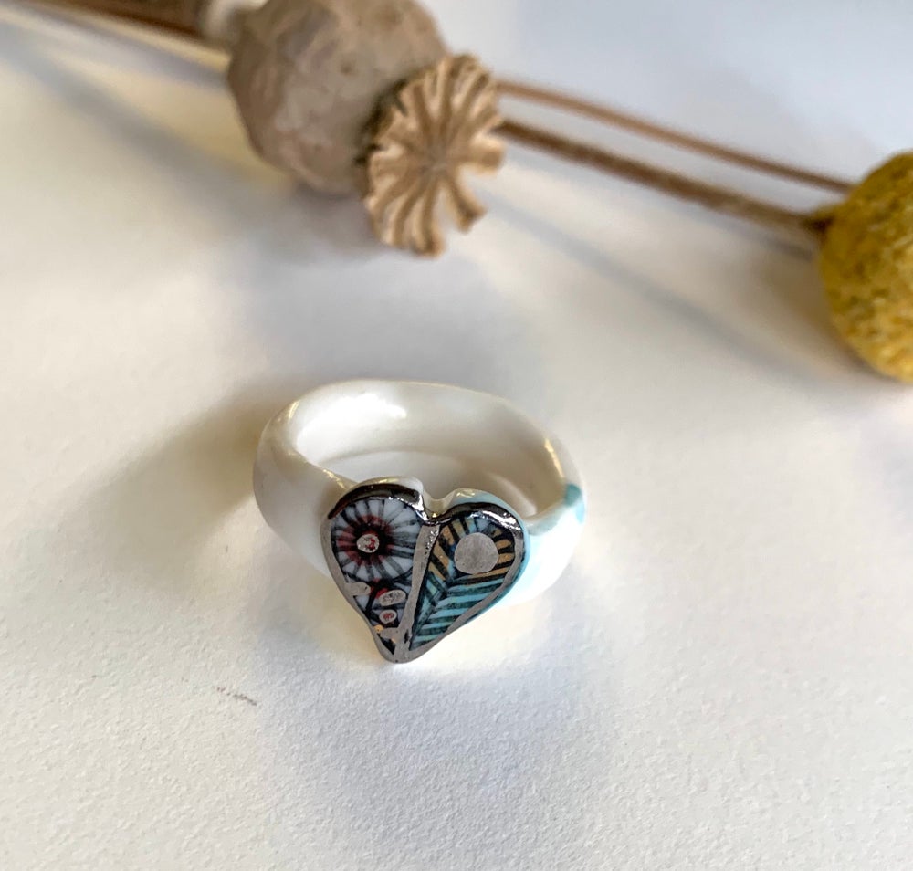 ‘Wings’ porcelain ring with platinum lustre