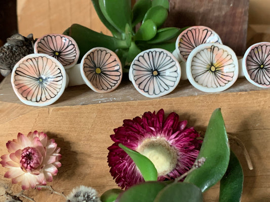 One hand painted ‘daisy’ ring