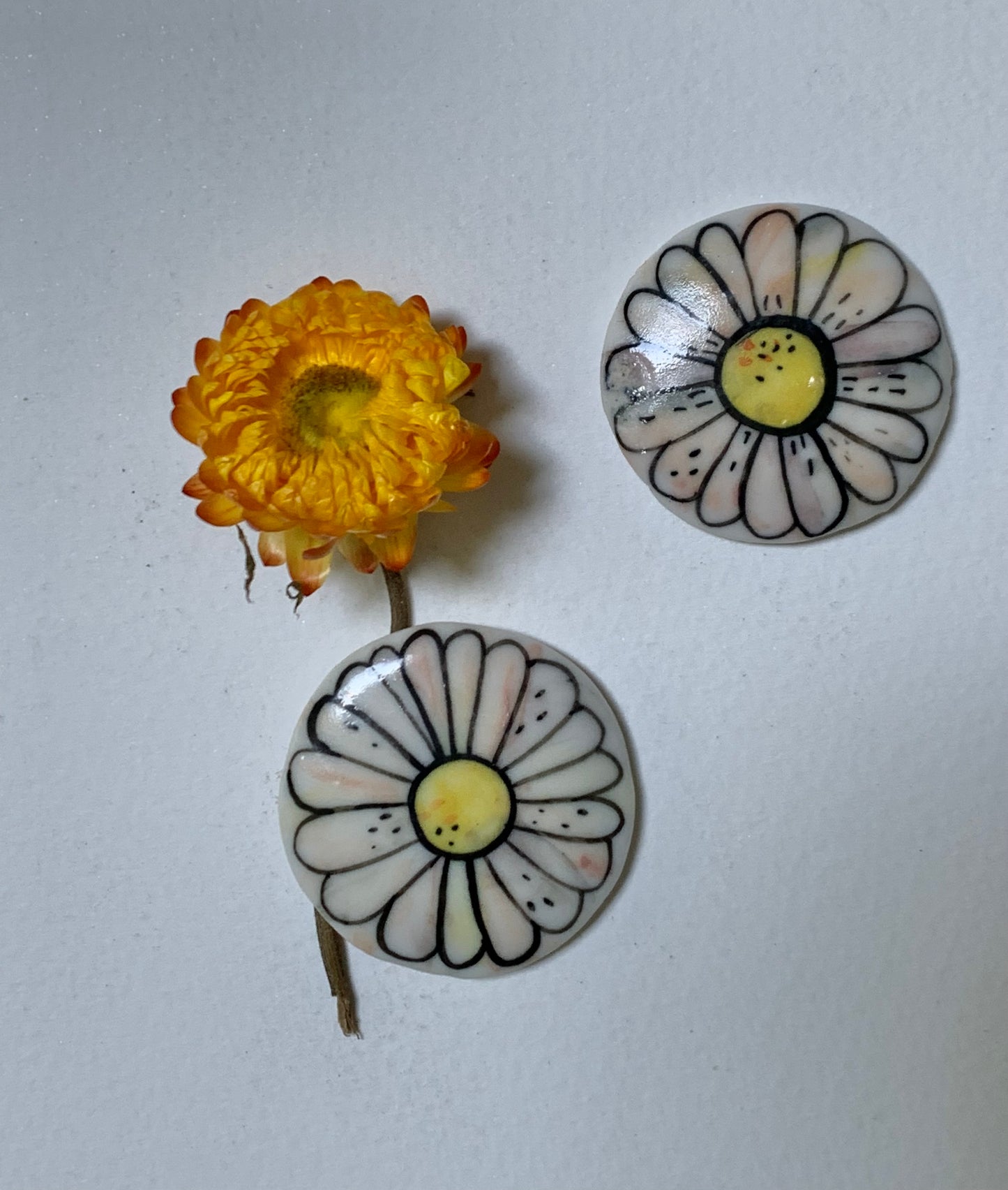 Porcelain ‘Daisy’ hand crafted fridge magnet set