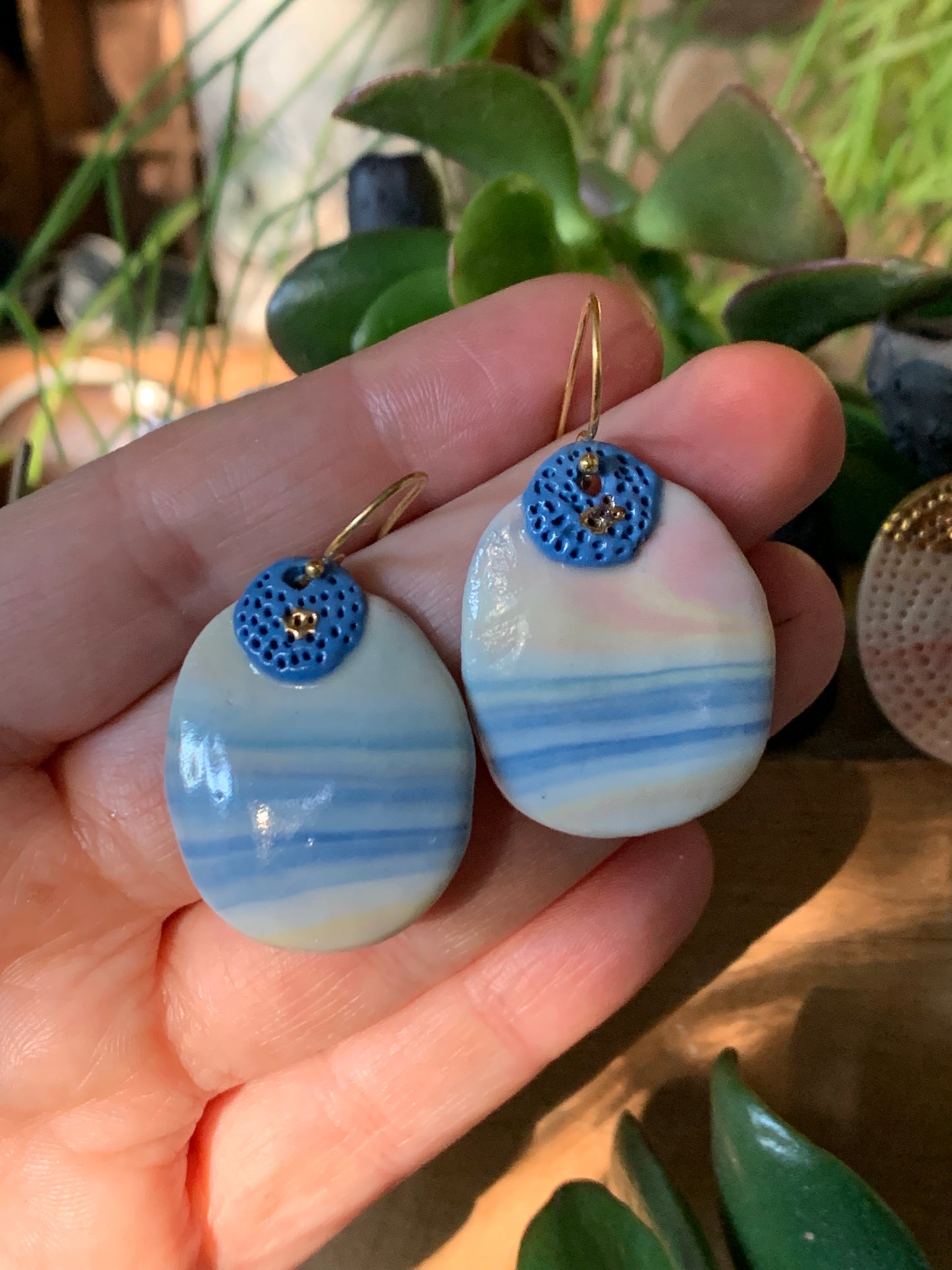 One pair of marbled colour porcelain earrings