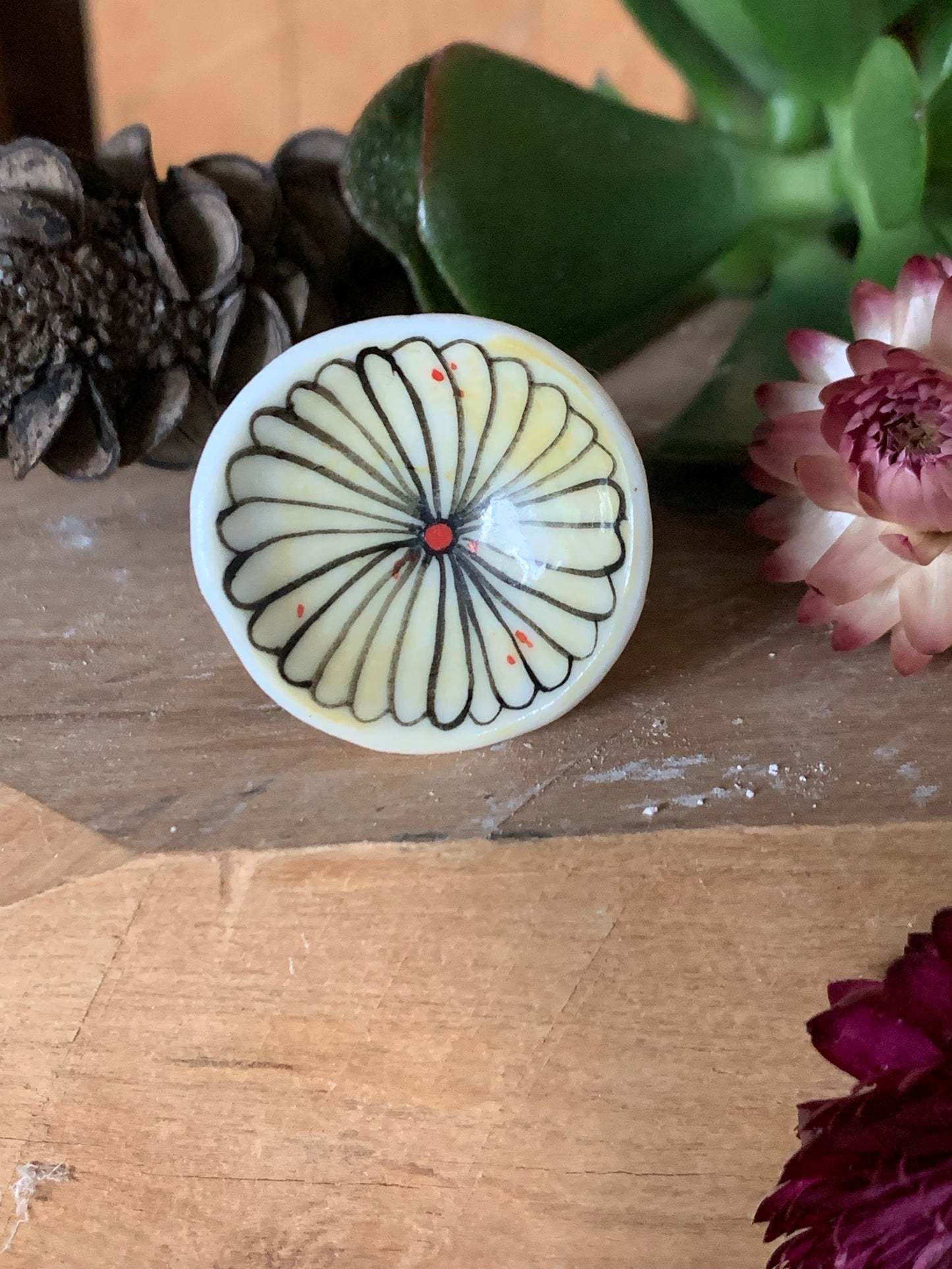 One hand painted porcelain ‘daisy’ ring