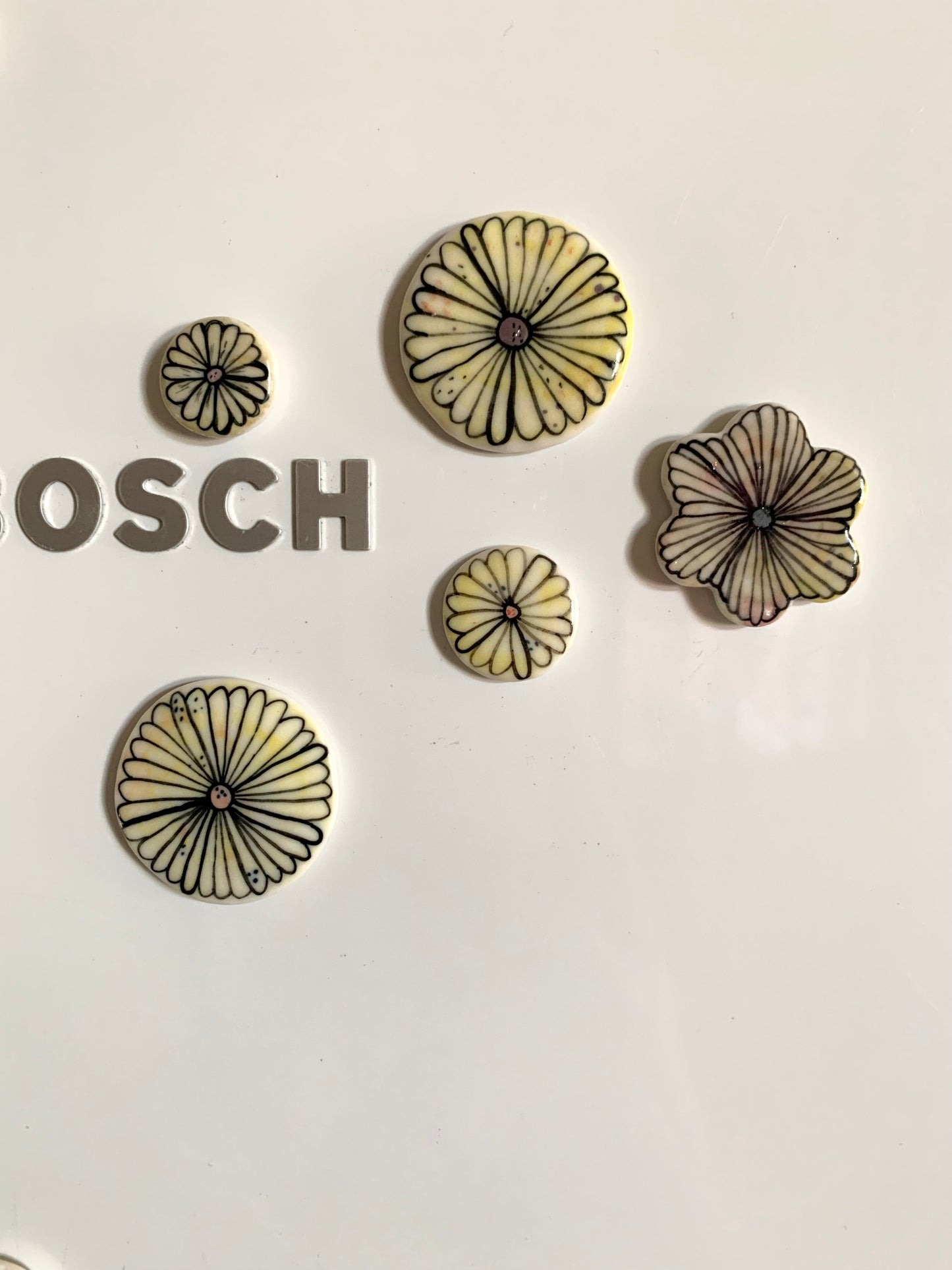 Porcelain ‘Daisy’ hand crafted fridge magnet set