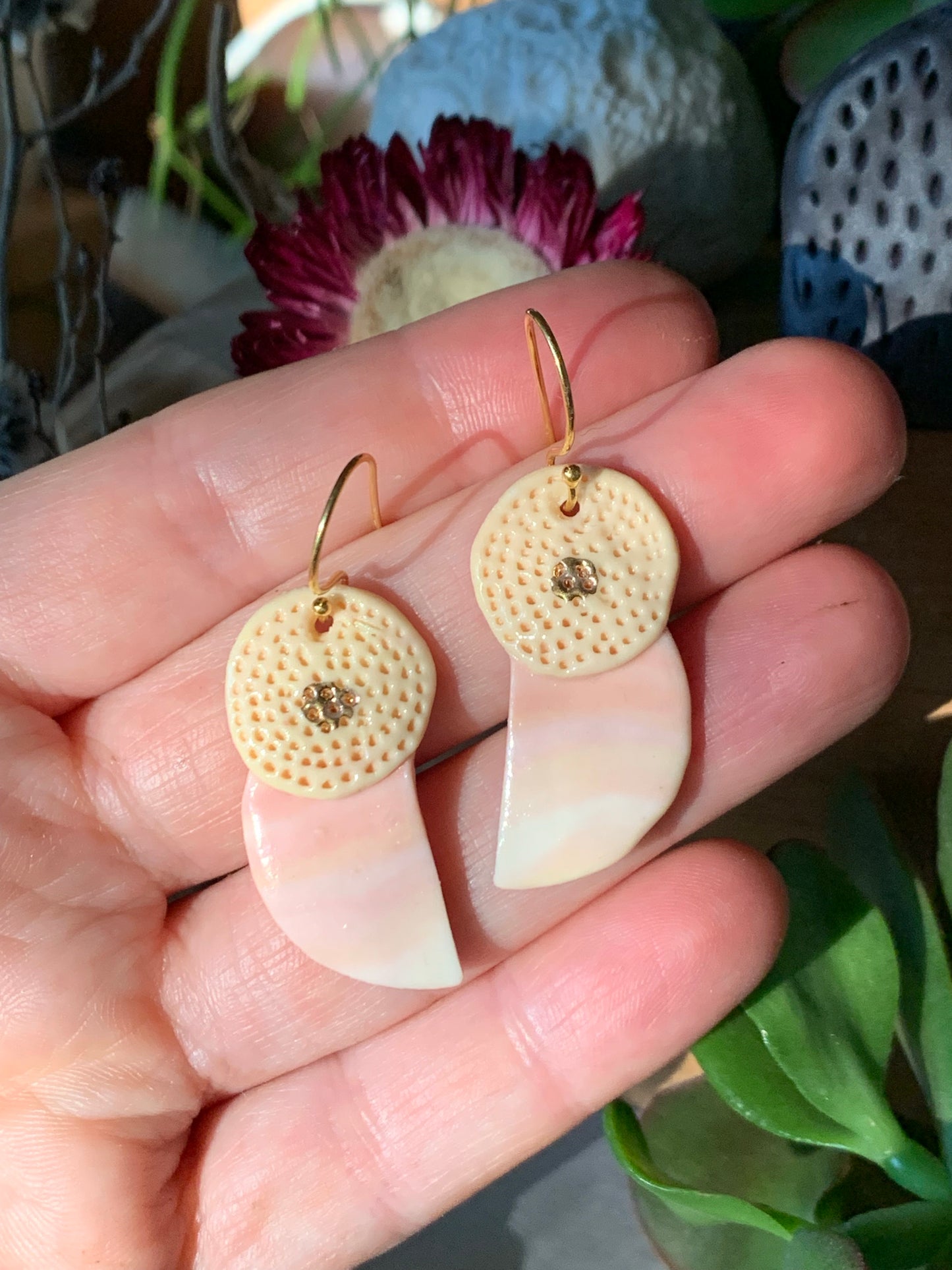 One pair of marbled colour porcelain earrings